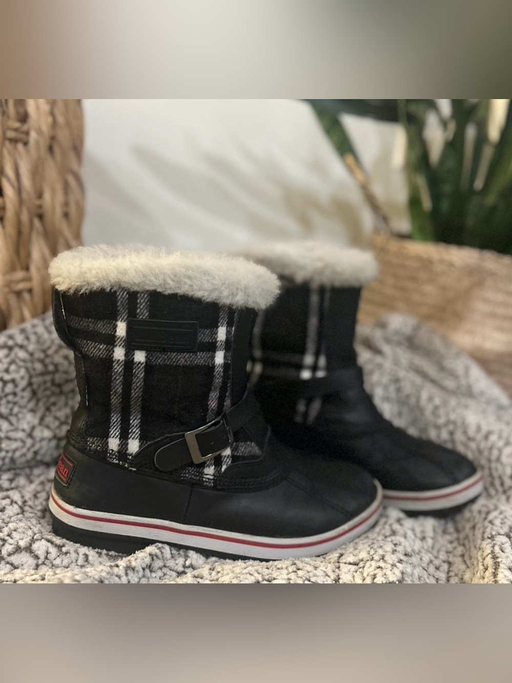 L.L.Bean Women’s Waterproof Plaid Winter Boots Faux Fur Size 8